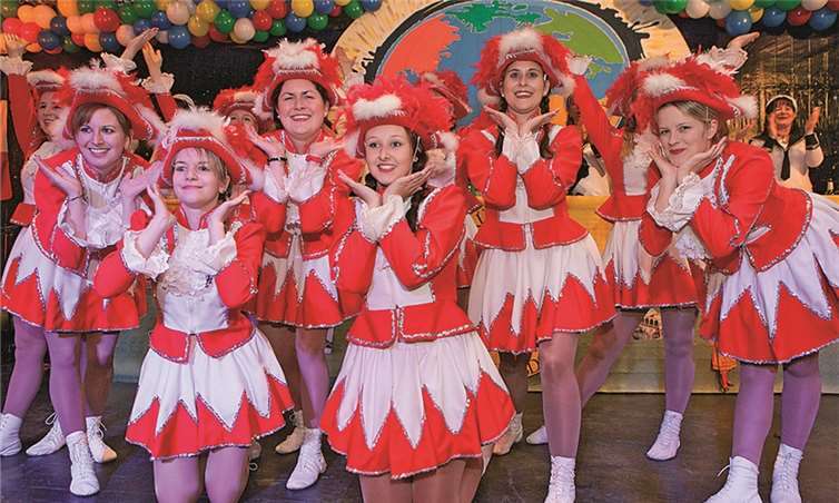 Eine wahre Augenweide bei der Mädchensitzung in Gimmersdorf waren die „Red Hot Marrys“, die Tanzgruppe der Birresdorfer Möhnen.  -VJ-