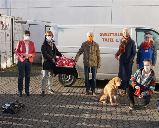 Eine weihnachtliche Überraschung überreichte das Organisationsteam des Swisttaler Unternehmerinnen-Netzwerkes (SUN) bei dem Besuch der Swisttaler Tafel. Foto © SUN