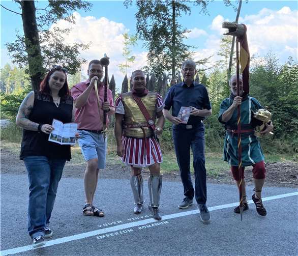 Eine weiße Linie markiert die Grenze zwischen Imperium Romanum und Germania Magna.  Foto: privat