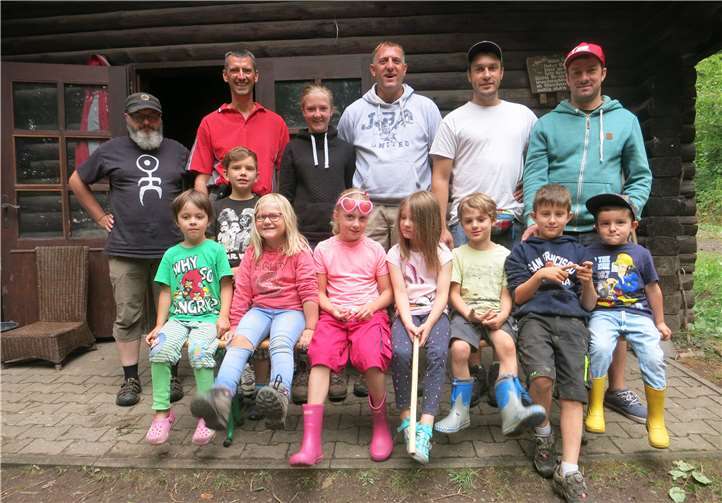 Eine weitere Gruppe mit Christian Rau vor der Grillhütte.