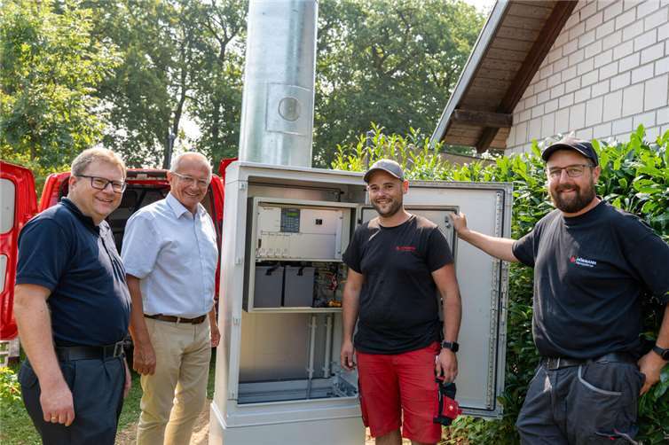 Eine weitere Sirene geht ans Netz: Gemeinsam mit BKI Holger Kurz machte sich Landrat Achim Hallerbach ein Bild der neuen Mastsirene in Windhagen-Rederscheid. Die Firma „Hörmann Warnsysteme“ installierte hier die moderne Anlage, die künftig zuverlässig für eine schnelle Warnung der Bevölkerung sorgen wird.  Foto: Martin Boden