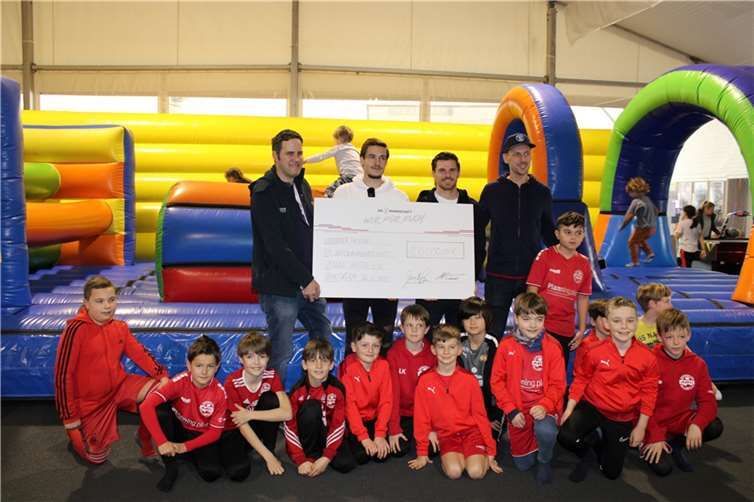 Tolle Spende: Fußball-Nationalmannschaft unterstützt das „KinderpAHRadies“ Eine weitere Spende über 100.000 Euro der „Stiftung der Nationalmannschaft“ überreichten die Nationalspieler Florian Neuhaus (Zweiter von links) und Jonas Hofmann (Dritter von links) an den Vorsitzenden des FördervAHRein Spenden Shuttle, Guido Henseler (links). Foto: DU