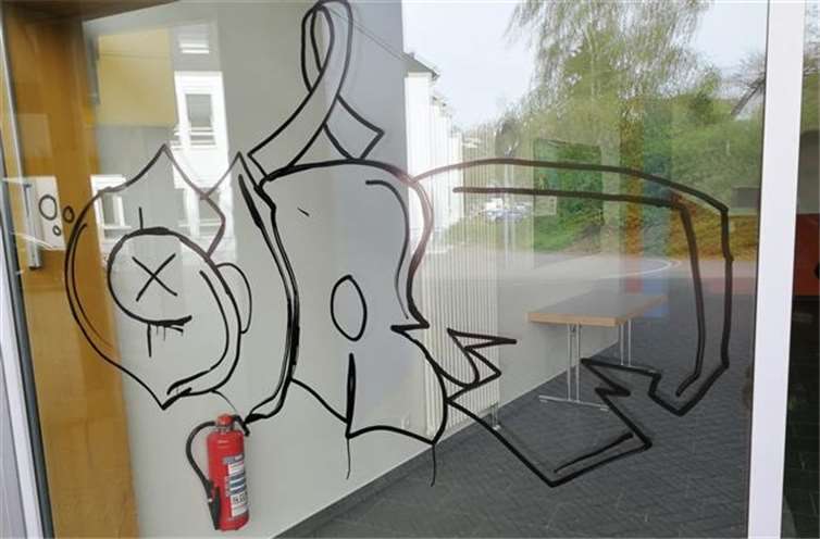 Eine weitere beschmierte Scheibe des Gymnasiums.