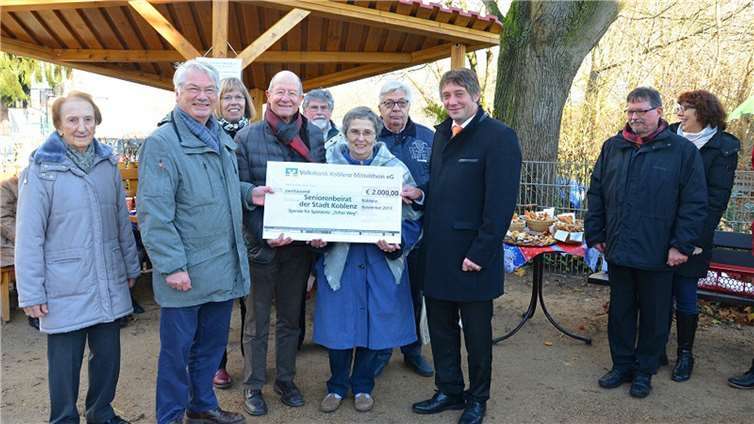 Eine weitere große Spende gab es von der Volksbank Koblenz Mittelrhein eG (von links): Roswitha Verhülsdonk, Prof. Dr. Heinz-Günther Borck, Helga Schiffer, Edgar Kühlenthal, Wilfried und Christa Klein, Wolfgang Brennig, Carsten Schmidt (Volksbank Koblenz Mittelrhein eG), Thomas Muth und Martina Schüller.Rüdiger Brennig