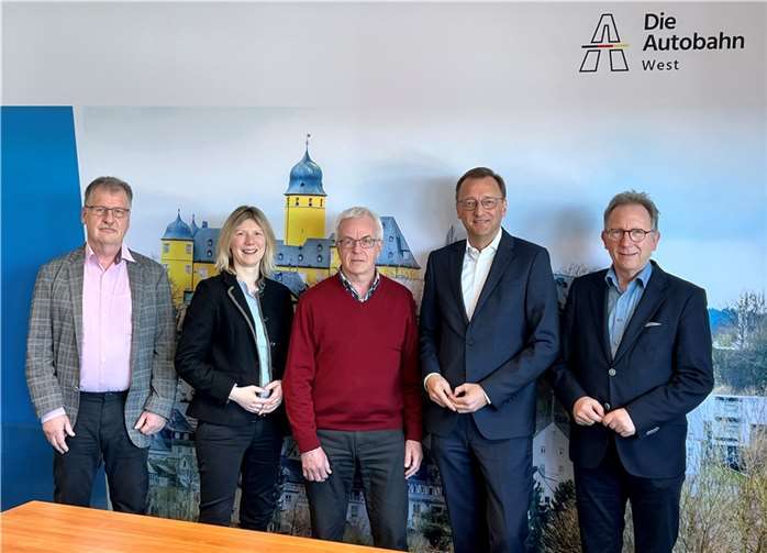 „Eine wesentliche Grundlage für wirtschaftlichen Erfolg ist eine gute Verkehrsinfrastruktur. Dazu gehört besonders der Ausbau der Autobahnen“, konstatierte der heimische CDU-Bundestagsabgeordnete Erwin Rüddel (r.).  Foto: Alexander Schweitzer