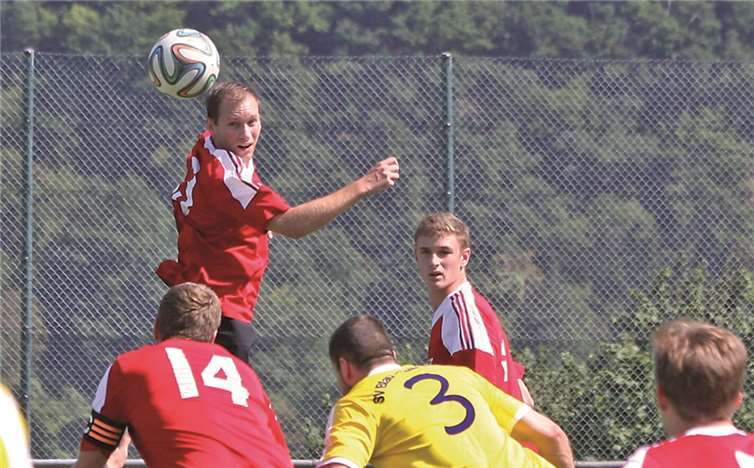 Eine wichtige Balleroberung im Mittelfeld. privat
