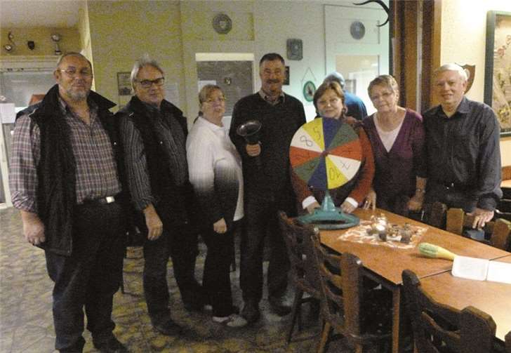 Eine wiedermal gelungene Veranstaltung (v.l.n.r.): Schießmeister P. Kaczun, Auswertung: stv. Schießmeister N. Tuschen, Kasse Weihnachtsbratenschießen: M. von Goscinksi, Erfinder H.-P. Metternich, Kasse Dorfpokal: I. Tuschen, Theke: stv. Kassiererin M. Marquardt und Brudermeister M. von Goscinski. privat