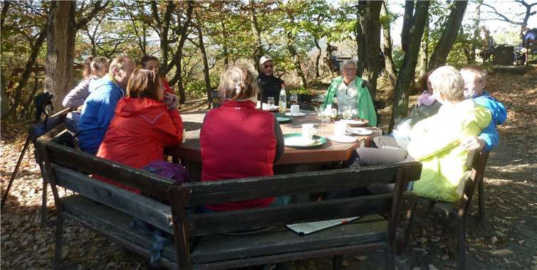 Eine wohlverdiente Pause gehörte natürlich auch zur Wanderung auf dem Rotweinwanderweg dazu. privat