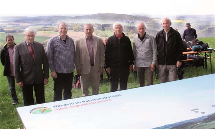 Eine wunderbare Aussicht am Hömmerich genossen (v.l.) Walter Friedrich, OB Barweiler, Bürgermeister Guido Nisius, Peter Pürling, OB Wirft, Fritz Langenhorst, Kreisbeigeordneter, Walter Schmitz, Initiator, und Herman Josef Romes, ehemaliger Bürgermeister.