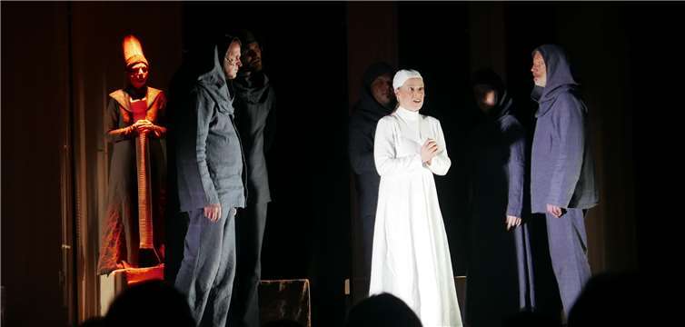 Eine wunderbare schauspielerische Leistung legten die Darsteller ab, sodass sich die Zuschauer zum Ende sogar von ihren Sitzen zum Applaudieren erhoben.Kulturamt Andernach