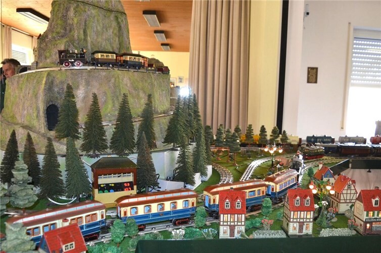 Eine wunderschöne historische Landschaft, inklusive Berg-Zahnradbahn, wird ebenfalls in der Wagenhalle aufgebaut sein.