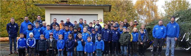 Eine zahlenstarke Juniorentruppe begleitete im vergangenen Jahr mit dem Baumteam den Kirmesbaum mit auf dessen Weg zum Schulhof. Foto: privat