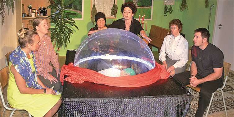 Eine zauberhaft-magische Glaskugel spielte bei der amüsanten Komödie des Dohrer Theaterensembles die Hauptrolle.  TE