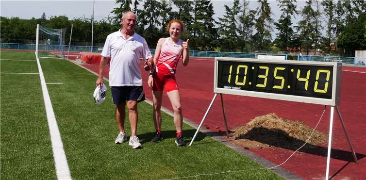 Eine zufriedene Hanna Geisen mit ihrem Betreuer.