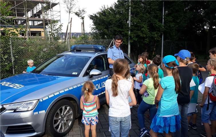 Einem Polizisten und seiner Ausrüstung einmal ganz nah kommen durften die Kids auf ihrem Abschlussausflug nach Montabaur. Foto: privat