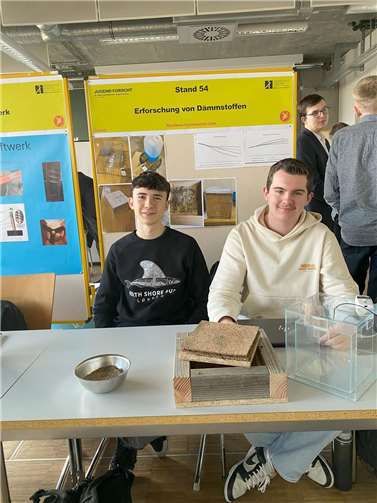 Einen 1. Preis im Fachgebiet Technik erhielten Tobias Klein und Philipp Kossmann für ihre Arbeit „Erforschung von Dämmstoffen“.