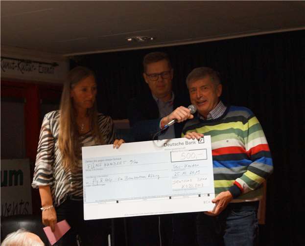 Einen 500-Euro-Scheck überreichte Bernd Braunschädel (Mitte) für die gute Sache an Hans Peter Röhrig.