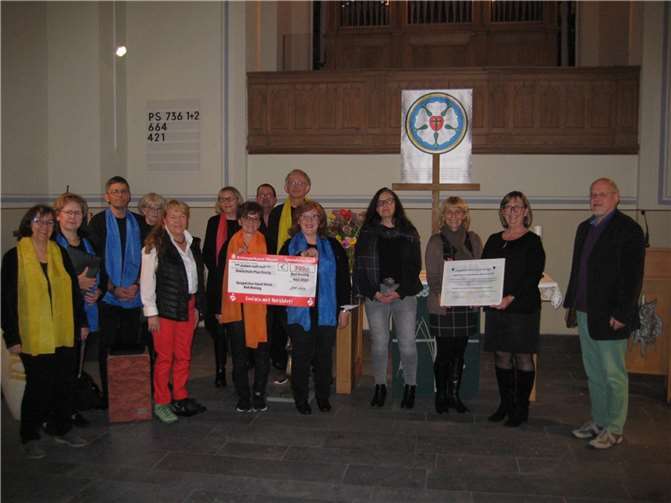 Einen Betrag von 700 Euro konnte der Gospelchor für die Anschaffung neuer Musikinstrumente spenden.Foto: privat