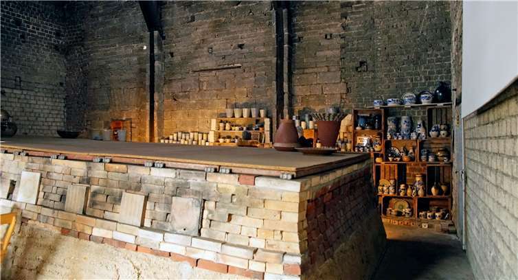 Einen Blick auf den alten Kannofen in der Keramikwerkstatt Böhmer ließen sich die Besucher nicht entgehen.