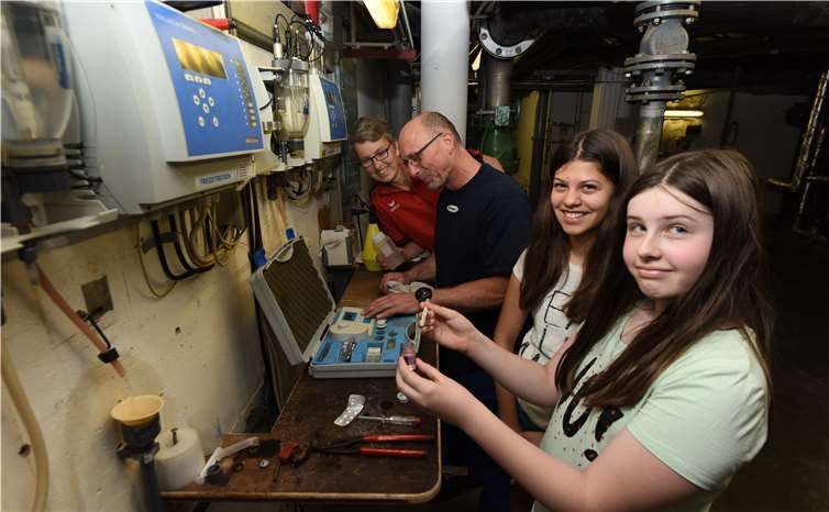 Einen Blick hinter die Kulissen des Freizeit- und Hallenbads TWIN konnten die Schülerinnen Jana und Samira werfen, die – angeleitet von Jutta Hausherr und Uwe Großgart – erfuhren, dass in einem Schwimmbad auch Laborarbeiten anfallen.  FIX