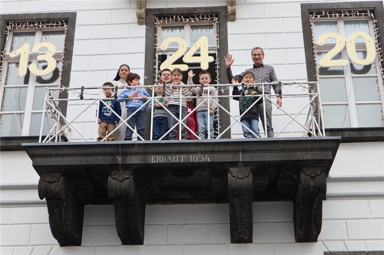 Einen Blick vom Rathaus-Balkon konnten die Kinder der Kita Spatzennest während ihres Besuchs bei Bürgermeister Andreas Geron werfen. Foto: Stadtverwaltung Sinzi