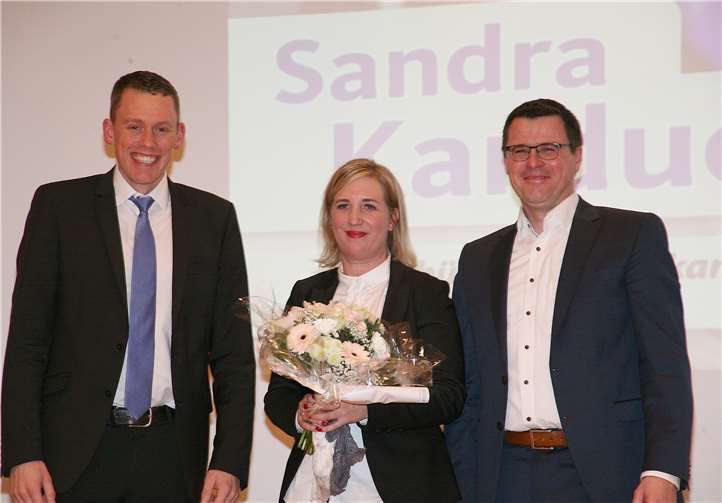 Einen Blumendank an Oberbürgermeisterkandidatin Sandra Karduck überreichten nach ihren zukunftsweisenden Darlegungen CDU-Vorsitzender Martin Reis (l.) und Fraktionsvorsitzender Christoph Rosenbaum verbunden mit der vollsten Unterstützung im Wahlkampf.
