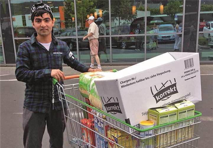 Einen Einkaufswagen mit Lebensmitteln sowie Hygieneartikeln des täglichen Bedarfs spendete GLOBUS. privat