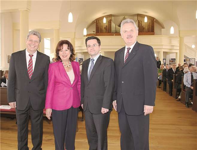 Einen Festakt gab es zum 100-jährigen Bestehen der JVA Rheinbach in der Anstaltskirche (v.li.): Anstaltsleiter der JVA Rheinbach, Heinz-Jürgen Binnenbruck, Ilka von Boeselager, Thomas Kutschaty und Bürgermeister Stefan Raetz.-STEIN-