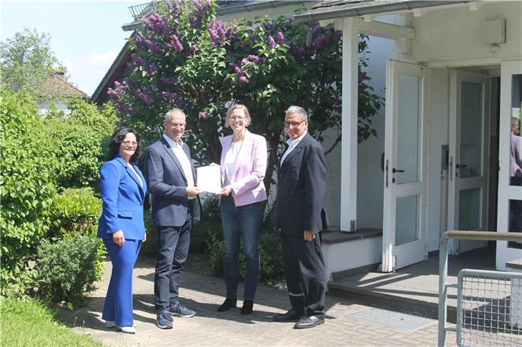 Einen Förderbescheid über 322.000 Euro übergab Innenstaatssekretärin Simone Schneider an Ortsbürgermeister Hans Ulrich Weidenfeller. Mit dabei waren die 1. Ortsbeigeordnete Yvonne Schlosser und Andree Stein, der Erste Beigeordnete der Verbandsgemeinde Montabaur, als Vertreter der Verwaltung.  Foto: Ortsgemeinde Gackenbach / Christina Weiß.