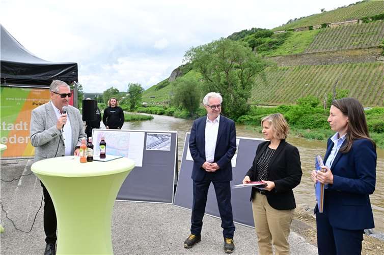 Einen Förderbescheid zur Neumodellierung der Ahr-Engstelle bei Heppingen überbrachte RLP-Umweltministerin Katrin Eder (2. von rechts) an Landrätin Cornelia Weigand (rechts) sowie an Peter Diewald (links, 1. Beigeordneter der Stadt Bad Neuenahr-Ahrweiler) und Hermann-Josef Pelgrim.
