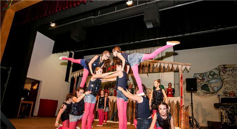 Einen Gardetanz mit viel Akrobatikzeigte die Mittlere Garde der KGM.