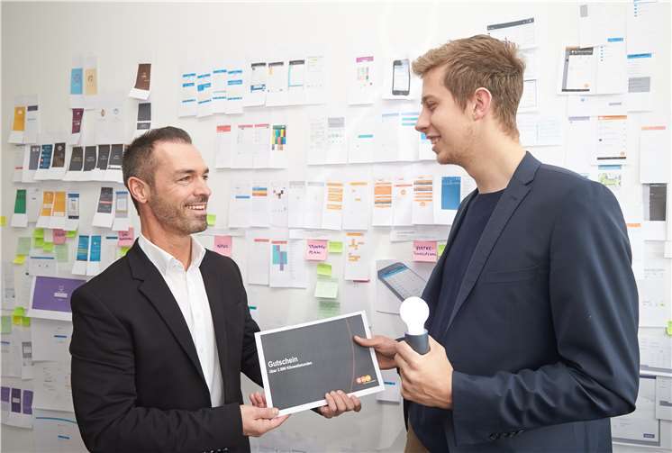 Einen Gutschein über 2 000 Freikilowattstunden übergab Dieter Bohn (l.) an Daniel Zacharias. Dazu gab es noch eine leuchtende Glühbirne als kleinen Glücksbringer für viele weitere Ideen. evm/Frey
