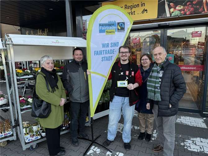 Einen Hinweis auf faire Produkte überreichte die Fairtrade-Steuerungsgruppe an die Vertreter von REWE in Andernach. Foto: privat