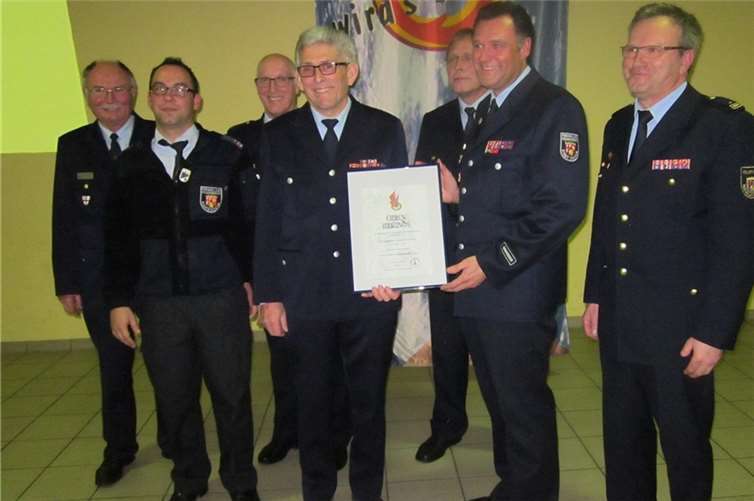 Einen Höhepunkt bildete die hohe Auszeichnung von Otmar Dünzen aus Kliding, der mit einer Urkunde zum Ehrenmitglied des Kreisjugendfeuerwehrverbandes Cochem-Zell ernannt wurde.