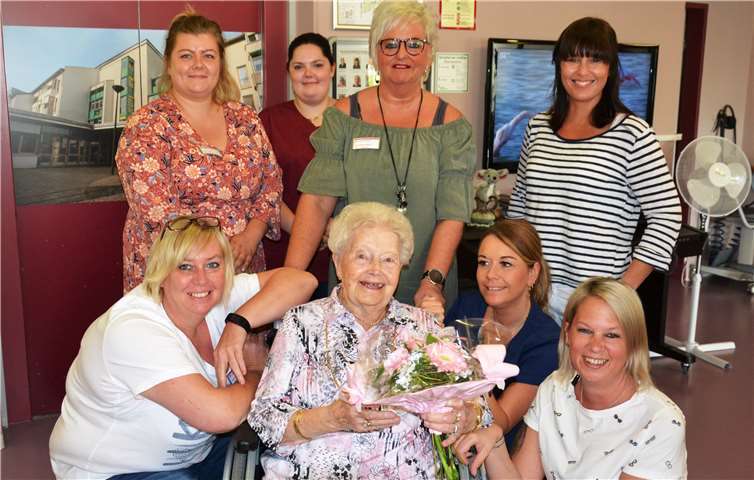 Einen Hundertsten feiert man auch im Sterngarten nicht alle Tage. Hilde Hennerici (mittig) durfte sich über viele Gratulanten freuen. Foto: AWO Seniorenzentrum Sterngarten