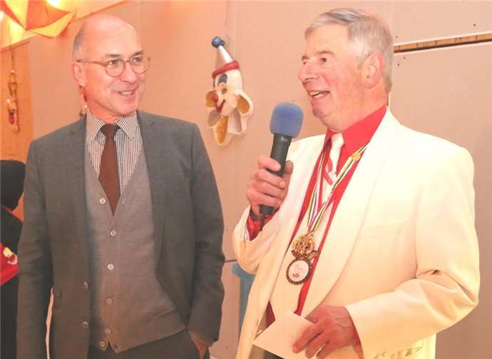 Einen Jubiläumsscheck gab es von Bert Spilles an den Vorsitzenden Dr. Joachim Woiwode. Bruce Kapusta (unten) sorgte als Eisbrecher für beste Laune. -StF-