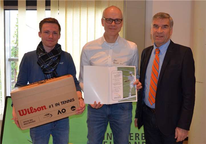 Einen Karton Bälle durften Lucas Bolten (links) und Marc Börsch (Mitte) vom Verbandspräsidenten Ulrich Klaus entgegennehmen.