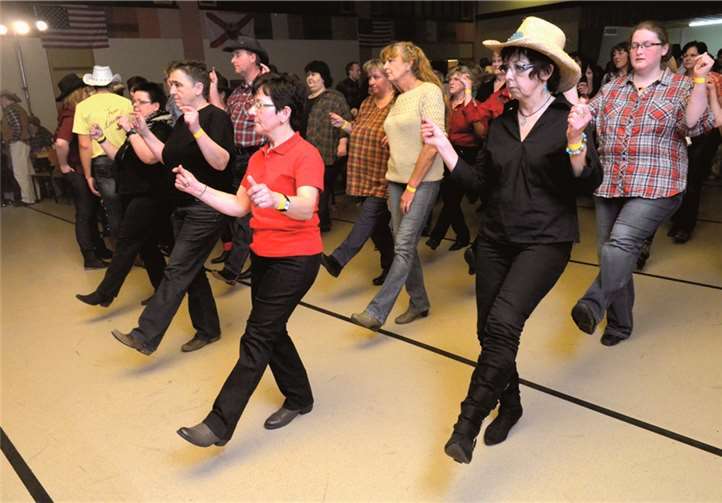 Einen Line-Dance-Workshop gab in den Bandpausen.