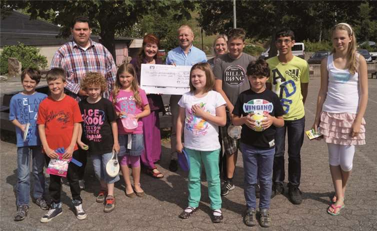 Einen Riesenscheck über 8073 Euro überreichte Konrektor Achim Buchholz (Mitte) kürzlich an Edith Wingenfeld von der „Aktion Hilfreich“ aus Mainz. TT