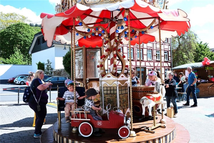 Einen Riesenspaß hatten die Kinder beim Karussellfahren