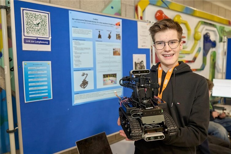 Einen Roboter, der Objekte aufnehmen und wegräumen kann, wurde von Collin Esslinger programmiert.