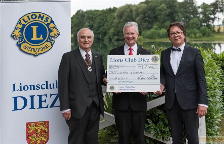 Einen Scheck in Höhe von 3000 Euro übergaben der neue Präsident des Diezer Lions-Clubs, Prof. Dr. Friedhelm Jürgensmaier (links), und sein Vorgänger Arnold Baschczyk (rechts) an Landrat Frank Puchtler (Mitte) für das Team Jugendpflege/Jugendschutz der Kreisverwaltung. Bernd Holzhaeuser