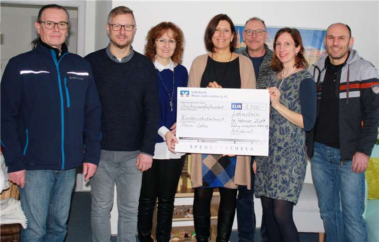 Einen Scheck in Höhe von 3500 Euro konnten Simone Mast (2. von rechts), Simone Kanschik (4. von rechts) sowie Thomas Jeschke (3. von rechts) vom Kinderschutzdienst Rhein-Lahn entgegennehmen. Überreicht wurde die Spende von Vertretern der Firma Röchling aus Lahnstein um den Betriebsratsvorsitzenden Michael Freitag (links) und Iris Willrich (3. von links) von der Geschäftsleitung. Foto: Caritasverband Westerwald-Rhein-Lahn e. V.