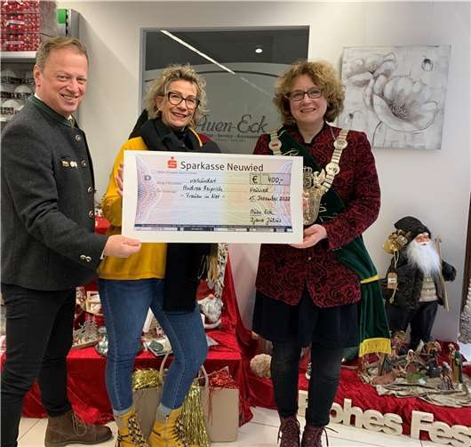 Einen Scheck in Höhe von 400 Euro für Menschen in Not überreichte die Inhaberin des Auen-Ecks in Waldbreitbach, Djana Julius, jetzt dem Bundeskönigspaar mit der 1. Bundeskönigin Andrea Reiprich.  Foto: HOERB Kommunikation