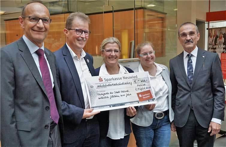 Einen Scheck in Höhe von 666 Euro überreichen die Sparkassen-Vorstände Gerhard Grün (l.) und Dr. Hermann-Josef Richard (r.) der Ehrengarde als Geburtstagsgeschenk.