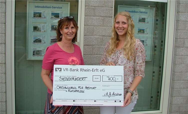 Einen Scheck in Höhe von 700 Euro wurde von Frau Koch übergeben. privat