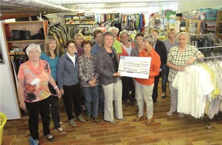 Einen Scheck über 1.000 Euro übergab die Vorsitzende von Kaleidoskop e.V., Marianne Mickley (r.), an Simone Kämper von der Evangelischen Kirchengemeinde Meckenheim. privat