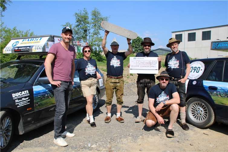 Einen Scheck über 12.407,51 Euro übergaben die fünf Rallyepiloten – natürlich in zünftigen Lederhosen – an Jürgen Hoffmann (l.) vom Projektteam Skatepark inmitten des geplanten Freizeitareals in Bad Neuenahr. Fotos: privat