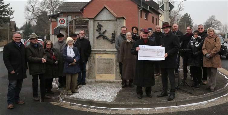 Einen Scheck über 1500 Euro konnte Bürgermeister Bert Spilles als Vorsitzender der Bürgerstiftung vom Heimatverein entgegennehmen.Fotos: StF