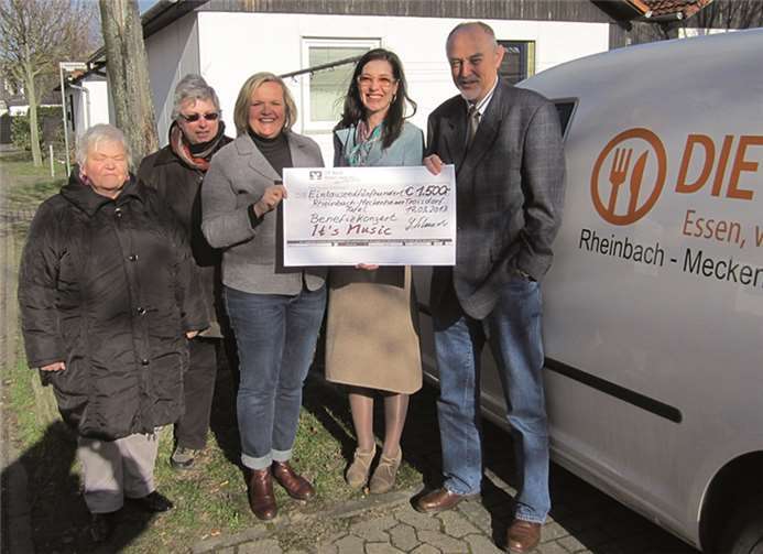 Einen Scheck über 1500 Euro konnten die Vertreterinnen von „It‘s Music“ an die Tafel übergeben. privat